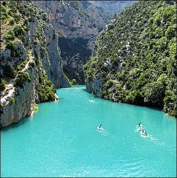 Les Gorges du Verdon présentent de gigantesques falaises de roches calcaires. Sachant qu'elles sont situées à cheval sur les départements du Var et des Alpes-de-Haute-Provence, dans quelle région irez-vous pour les admirer ?