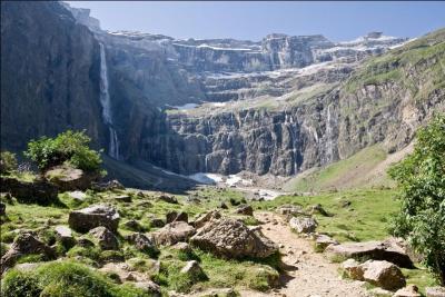 Le cirque de Gavarnie, cirque naturel de type glaciaire creusé au cœur des Pyrénées, mesure six kilomètres de diamètre et ses parois atteignent 1 500 mètres de haut !