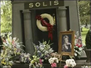 Comment meurt Mama Solis, la mère de Carlos Solis ?