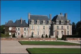 Je vous emmène à la découverte du château de la ville centriste de La Ferté-Saint-Aubin. Nous devons nous rendre dans le département ...