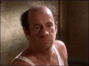 Percy a cassé trois doigts à un prisonnier. Mais à qui?