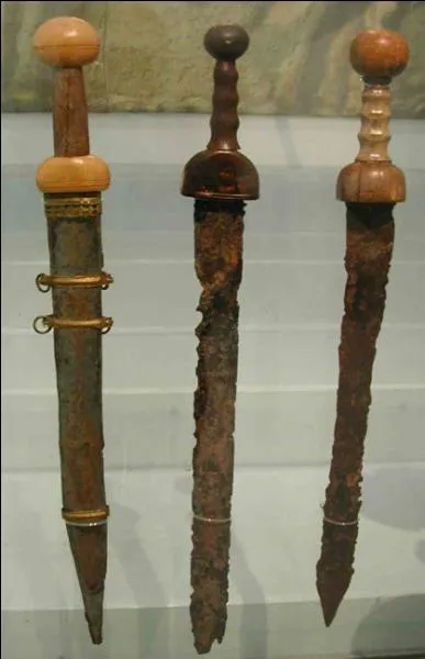 Cette arme est très ancienne, les romains l'appréciaient, quelle expression vous paraît convenir, (attention, la réponse est à double tranchant) ?