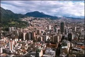Il s'agit de la capitale de la Colombie. Elle compte environ 7 500 000 habitants :