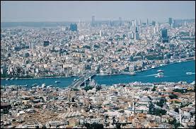Avec plus de 13 millions d'habitants, la plus grande ville turque est une des 5 plus importantes villes du monde. Il s'agit :