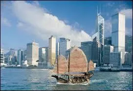 Ex colonie anglaise, cette ville chinoise compte un peu plus de 7 000 000 d'âmes.