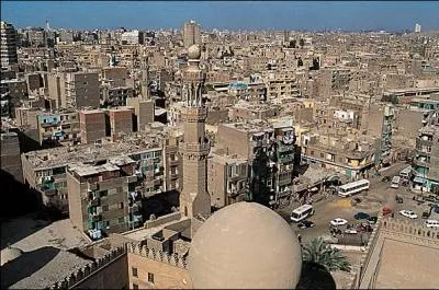Avec ses quelques 7 millions d'habitants, la capitale de l'Egypte ferait presque pâle figure comparée aux deux précédentes ! Vous aurez reconnu :