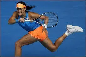 Quelle jeune joueuse espagnole est arrivée en quart de finale de Roland-Garros où Sharapova l'a battue ?