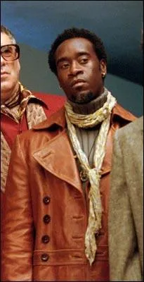 Le spécialiste des techniques électroniques et explosives en tout genre est le très cool amateur de risques Mr Tarr , joué avec délectation et décontraction par un très bon Don Cheadle, qui se prénomme ici ?