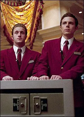 Chargés d'une flopée de rôles au cours de l'arnaque (livreur de ballons, serveurs... ), voici le couple de frangins déjantés, que jouent (ordre de la photo, de gauche à droite) Scott Caan et Casey Affleck. Dans la bande à Ocean, il sont ?