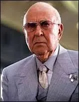 Profitant de sa retraite en Floride, celui-ci est indispensable à l'arnaque pour y tenir le rôle d'un richissime mais trouble milliardaire, le "High roller" (le flambeur). Mr Bloom est joué par Carl Reiner, le réalisateur, et il se prénomme ?