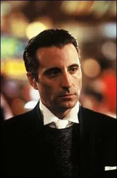 En effet, celle-ci est l'ex-épouse de Mr Ocean, et est désormais en couple avec le propriétaire des trois casinos visés. Excellemment interprété par Andy Garcia, Mr Benedict se prénomme ?