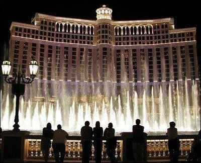 Les trois casinos que la bande cherche à voler (la Loi américaine exige que chaque dollar parié soit couvert par le casino en cash, selon les dires du film), sont le MGM Grand, le Mirage et le fameux ... ?