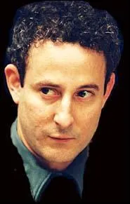 Voici un autre membre de la bande de "techniciens" nécessaire à la réussite du projet : il est surnommé "Eye in the sky" (l'oeil dans le ciel) ce qui entend qu'il est un gourou en technologie de pointe. Quel est son prénom ?