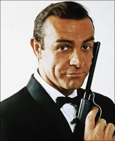 C'est dans un état d'esprit un peu chagrin, aux débuts des années 50, que Ian Fleming, Commander dans la Royal Navy pendant la Seconde Guerre mondiale, créa mon personnage de héros vengeur de l'honneur anglais.