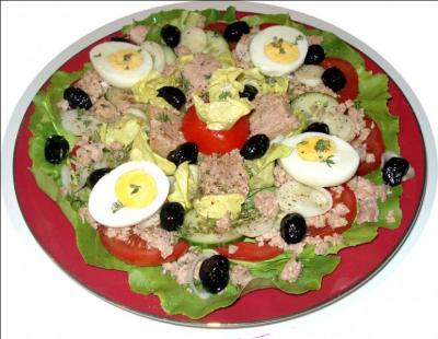Quand on vous présente une telle salade, vous l'avez reconnue ! C'est une salade niçoise, aidez moi à la compléter : Elle contient des tomates, concombres, poivrons, artichauts violets, du thon, des anchois, des oeufs durs et ...
