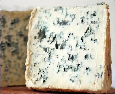 Le fromage arrive avec :