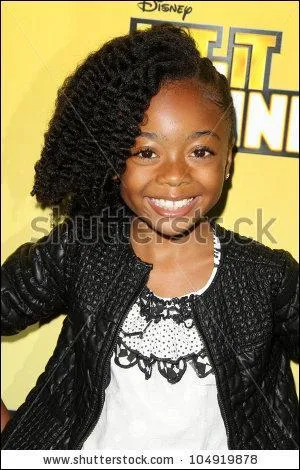 Comment s'appelle la fille qui est représentée sur l'image ?