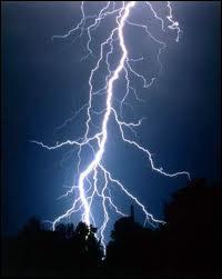 Zeus est souvent représenté avec :