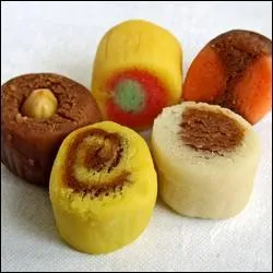 Une gourmandise nous est offerte avec le café, ce sont :