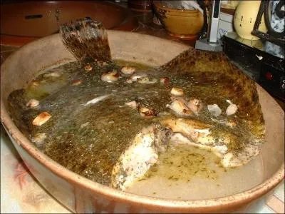 Curieuse, Ferlie est allée faire un tour en cuisine, elle revient émerveillée par ce magnifique poisson cuit au four que nous allons déguster :