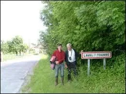 Nos entrons dans le village Marnais de Laval-sur-Tourbe. Nous sommes en région ...
