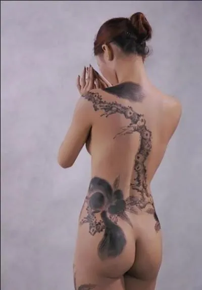 Le tatouage est réalisé en insérant de l'encre sous la peau. Quelle est la raison de sa réalisation ?