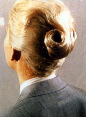 Autre coiffure cinématographique fort connue, symbole d'un film à mystère, que porte ici Kim Novak. On appelle ce type de chignon un chignon... ?