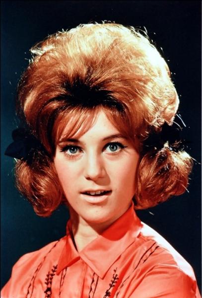 Retour aux années 60 et à Sheila qui a popularisé cette coiffure, avant d'en changer des années plus tard seulement ! Elle porte... ?
