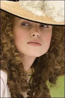Voici l'actrice anglaise Keira Knightley, dans le film "La Duchesse" (The Duchess), où elle incarne une figure historique, ancêtre tout à la fois de Lady Diana et de Sarah Ferguson. Elle arbore ici... ?