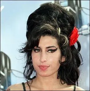 Encore une célébrité qui a usé du même style de coiffure que BB. La reconnaissez-vous ?