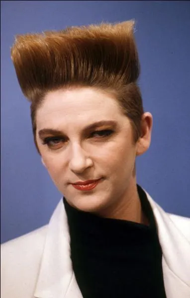 On connaît cette coiffure pour les hommes, moins pour les femmes ! Ici, c'est Desireless, au temps de Voyage, voyage, qui la portait. Il s'agit... ?