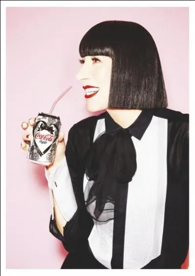 Pour illustrer cette coupe ici portée de façon très graphique, voici la styliste Chantal Thomass, experte en lingerie précieuse et coquine. Cette coupe porte le nom de ?