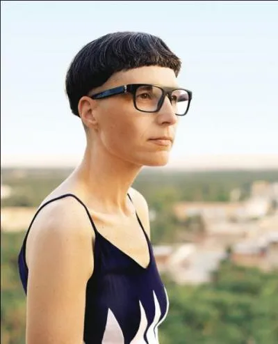 Voici un modèle très actuel de la coupe arborée par le jeune homme du tableau, portée par une célébrité française qui oeuvre avec talent et succès dans le domaine du design. Qui est-ce ?