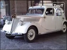 Destinée à concurrencer la Citroën Traction, cette Renault construite de 1934 à 1938 est une ...