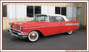 Cette voiture américaine est une Bel Air. C'est un modèle de la marque ...