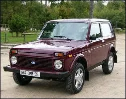 Le tout premier de ce modèle date de 1977. Toujours produit en 2014, ce 4X4 est un ...