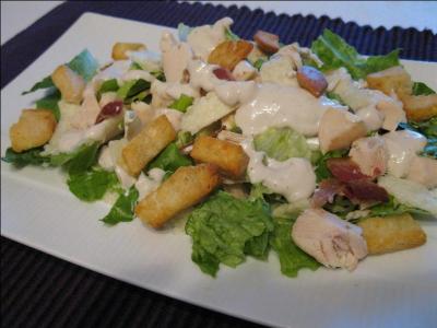Bienvenue avec une salade César. Elle est composée de croûtons à l'aïl, oeufs mollets et parmesan, mais quelle salade emploie-t-on pour qu'elle 
conserve son appellation ?
