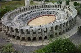 Ces arènes bâties par les Romains se trouvent en France, mais dans quelle ville ?