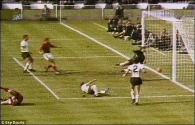 1966 : L'anglais Goeff Hurst, marque un but, qui permettra à l'Angleterre de gagner, mais ce but, est-ce qu'il est vraiment entré dans la cage ?