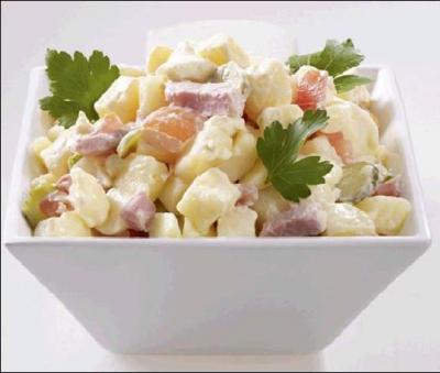Oh ! la jolie salade pièmontaise ! Quel condiment, bien caché sous les pommes de terre, est indispensable à sa confection ?