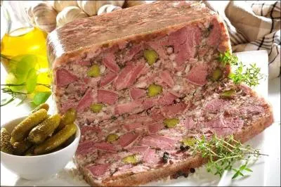 Quelle est cette charcuterie à base de porc, cuite avec des petits morceaux de carottes, de cornichons, d'échalote ou d'oignon, et moulée en gelée ?