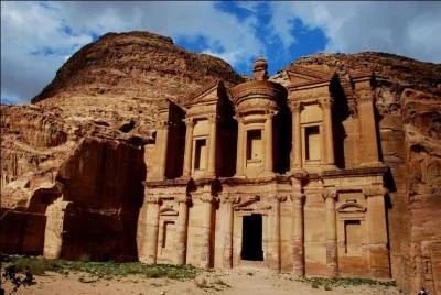Comment ne pas trouver, Petra la bariolée est connue dans le monde entier !