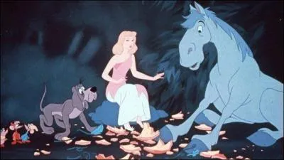 A quelle heure la robe et le carrosse disparaissent-ils ?