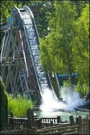 Combien suggère-t-on que la '' grande '' descente mesure-t-elle ? À quelle attraction correspond-t-elle au niveau de la hauteur (les mesures ne sont pas un piège et sont très précises) ?