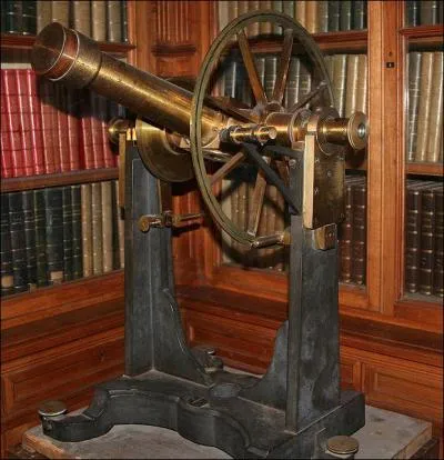  l'Observatoire de Lyon, situ  Saint-Genis-Laval, se trouve la lunette que tu vois sur la photographie, peux-tu me dire son nom exact ?