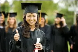 C'est leur tenue de diplômé. Le thème de cette image est...