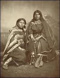 Ce sont des femmes indiennes du nord de l'Amérique. Le thème de cette image est...