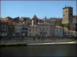 Nous nous rendons maintenant à Cahors. Capitale historique du Quercy, cette ville se situe dans le département ...