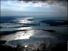 Comment se nomme le golfe situé au sud-est de l'Amérique du Nord s'étendant sur une superficie d'environ 1 550 000 km2 ?