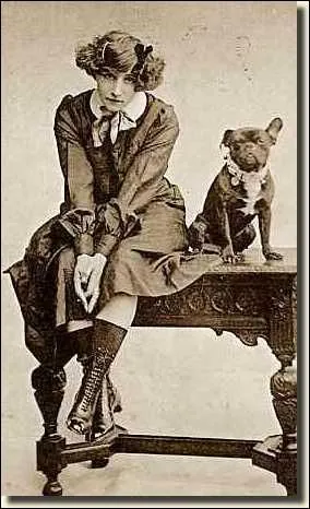 C'est à l'âge de 22 ans que Colette créa mon personnage, obéissant ainsi à son mari Willy. Les cahiers d'écolière qui recueillirent mes premiers pas dans la littérature avaient pour titre "Le calligraphe".